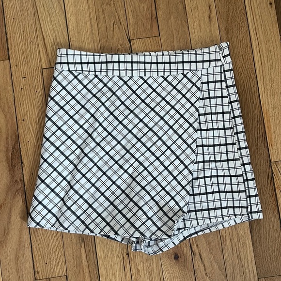 Garage plaid skort with black and white plaid and built in shorts in size Small - Picture 1 of 2